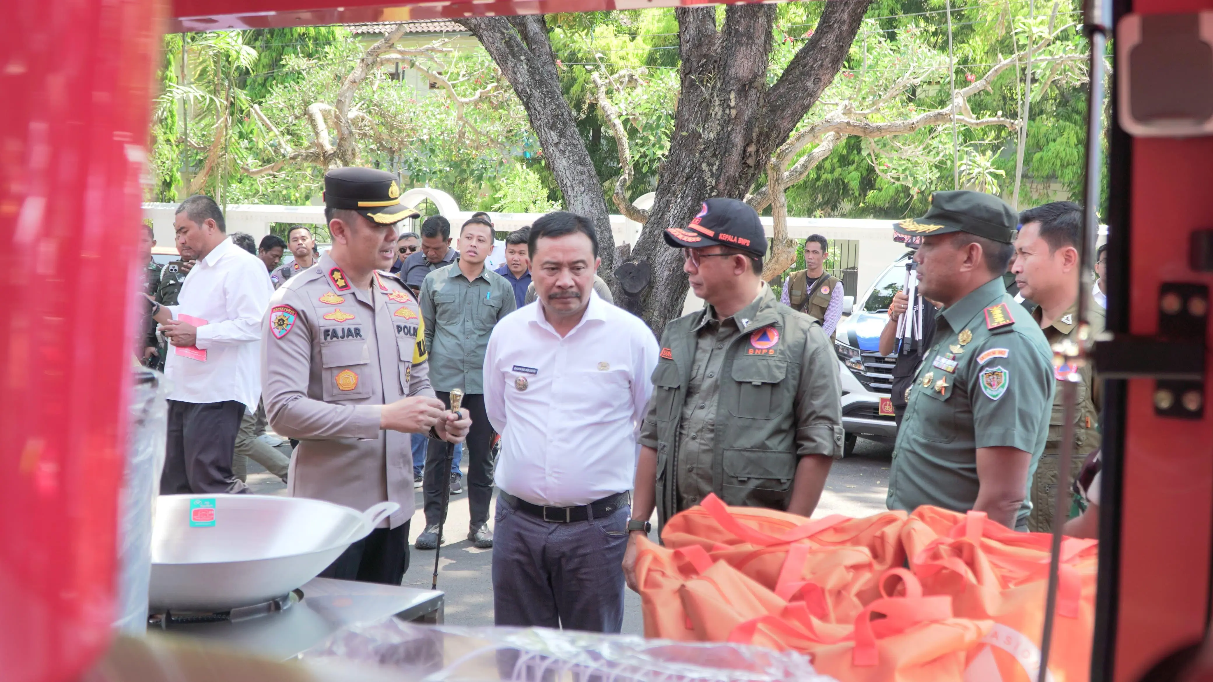 Kepala BNPB Letjen TNI Dr. Suharyanto S.Sos., M.M.,saat memberikan bantuan secara simbolis kepada Pj Bupati Garut Drs. H Barnas Adjidin, M.M., M.M.Pd.,.Adapun bantuan yang diberikan antara lain mobil dapur umum 1 unit, flating pump 10 unit, water treatment  portable 20 unit, peralatan sekolah darurat 600 Paket, pakaian 600 paket, dan sembako 1.000 paket.